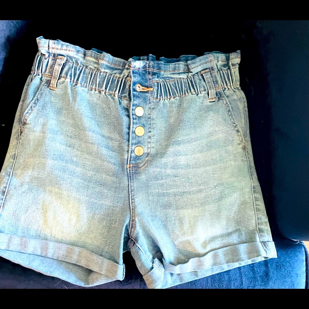 Celebrity Pink Girls Super cute girls high waisted shorts.